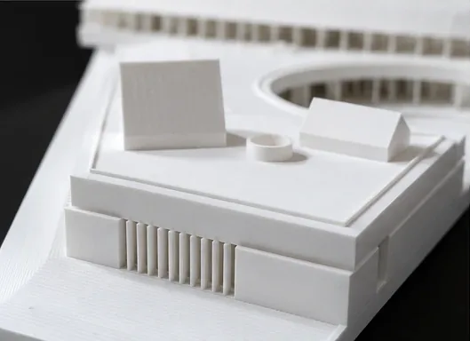 Détail d'une maquette d'architecture imprimée en 3D: façade à lames verticales, porte-à-faux et volumes en toiture