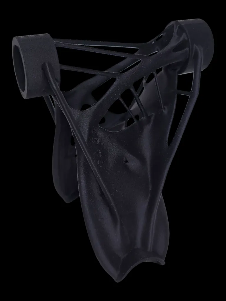 Pièce noire imprimée en 3D : support à structure optimisée topologiquement, nylon PA12