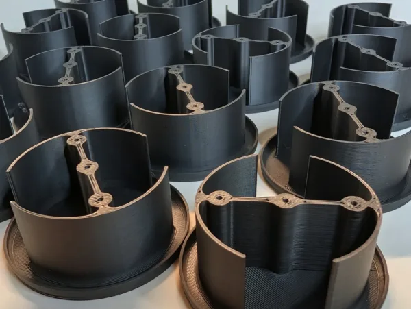 Série de supports noirs identiques imprimés en 3D